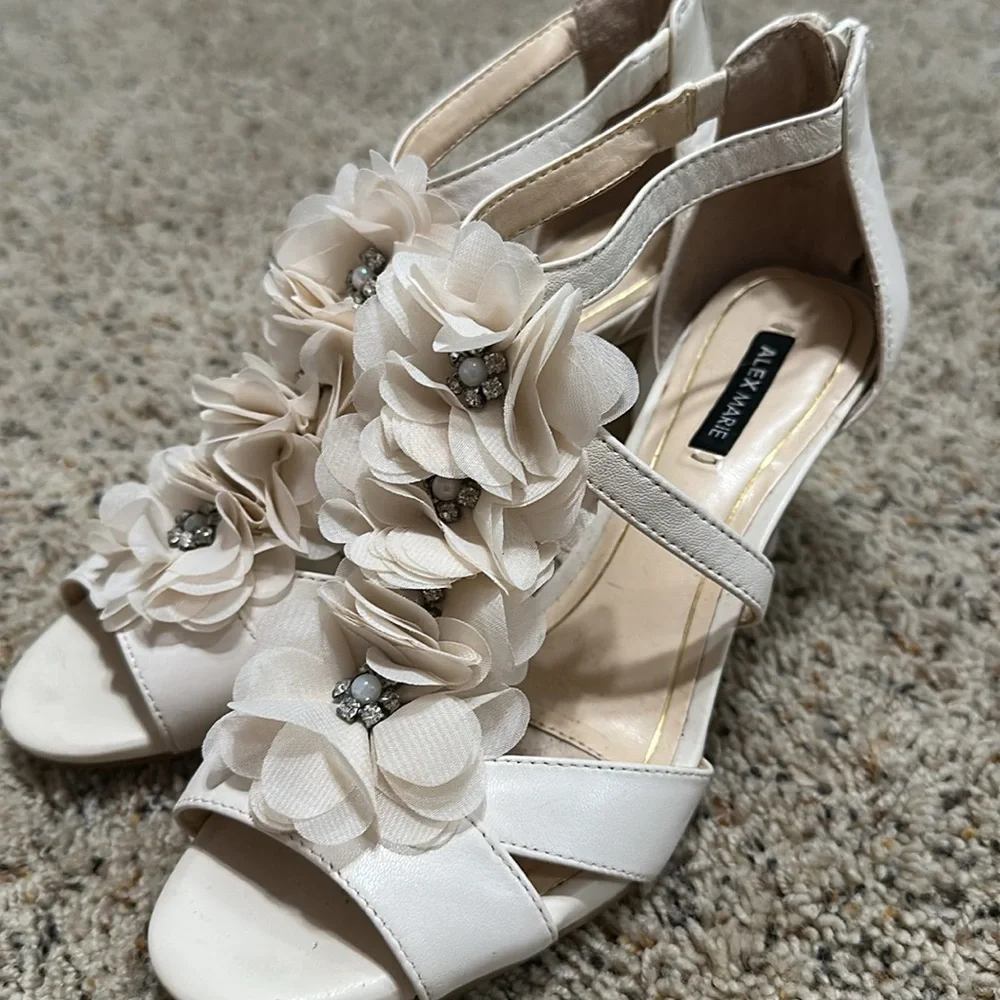 Elegant Cream Floral Women's Sandals - Picture 5 of 10